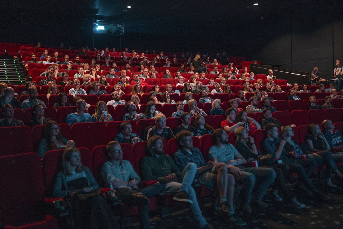 Salle de visionnage avec écran de projection pour playlist d'autoformation